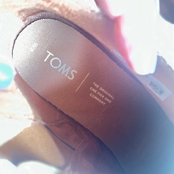 TOMS TAN BOOTIES SIZE 8 FAUX LEATHER  SLIP ON - Picture 3 of 13